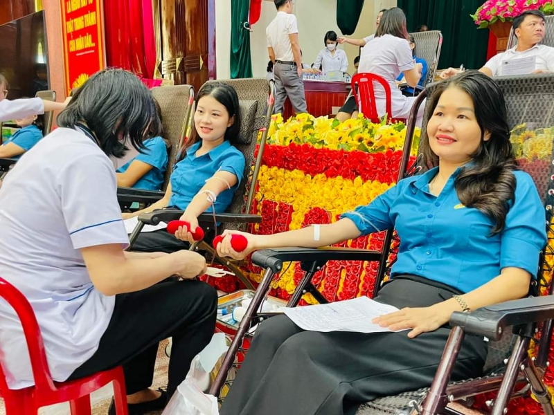Thạch Hà: Cán bộ, đoàn viên công đoàn tham gia ngày hội Hiến máu tình nguyện đợt 2 năm 2023 